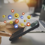 Vad gör en social media manager? Telefonen har massa emojis som kommer ut