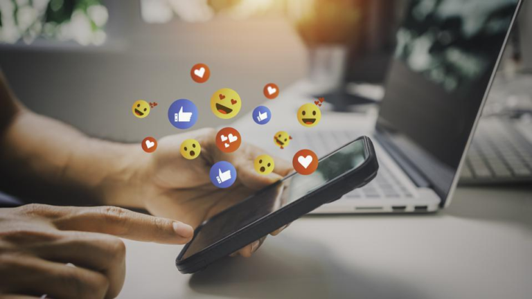 Vad gör en social media manager? Telefonen har massa emojis som kommer ut